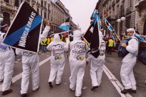 Imagen de manifestación de Madrid (23/02/2003): voluntarios con banderas del Nunca Máis. Fotografía de Roberto Ribao. 