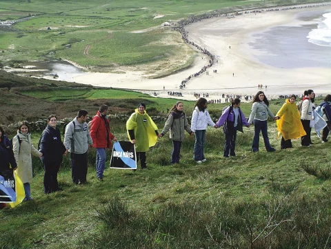 Arte, activismo y educación: una cadena humana escolar ante la marea negra del Prestige