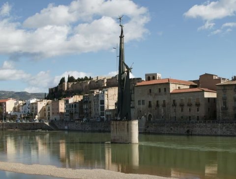 Fig.1 Monumento, en el cauce del río Ebro. Fotografía de Josep Lluís Sellart. El País, 20 de julio.