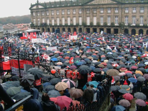 Fotografía de la “manifestación dos paraugas” en la Plaza del Obradoiro (Santiago de Compostela), del 1 de diciembre de 2002. Unha Gran Burla Negra.
