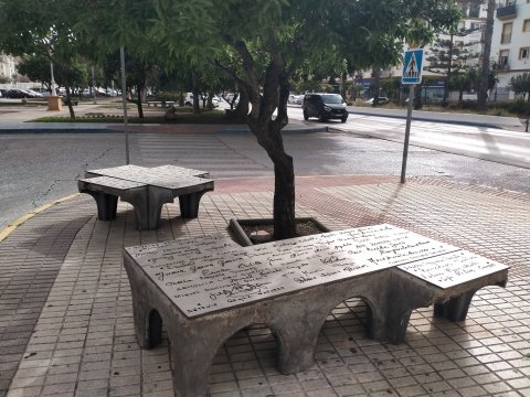 Bancos en el Parque de la Memoria “Málaga 1937”, diseño de Rogelio López Cuenca. Torre del Mar (Vélez-Málaga), 2007. Fotografía: Miguel Anxo Rodríguez.